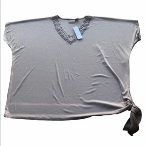 NWT Chicos Embroiled Front V Neck SS Rocky Mountain Taupe Top Size 2 (Women Med